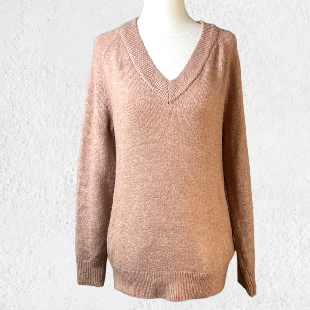H&m dusty pink V-neck long sleeve sweater size XS EUC ribbed neck line